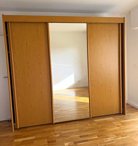 Schwebetürenschrank mit